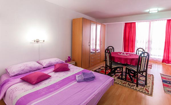 Apartman Tayra, pogled na dio za spavanje te dnevni boravak