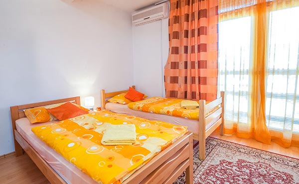 Apartman Vilma spavaća soba sa dva odvojena kreveta i jednim bračnim, za 4 osobe