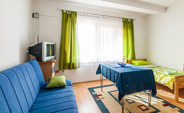 Apartman Studio 1 sa kablovskom tv, te opremljenom kuhinjom.