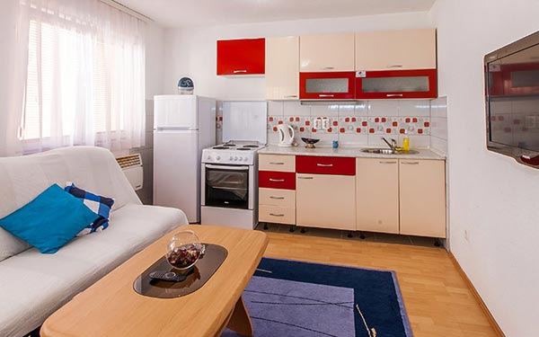 Apartman Hari, dnevni boravak sa dva kreveta na razvlačenje, kablovska tv, besplatan wi-fi i potpuno opremljena kupaonica sa masažnom tuš kabinom.