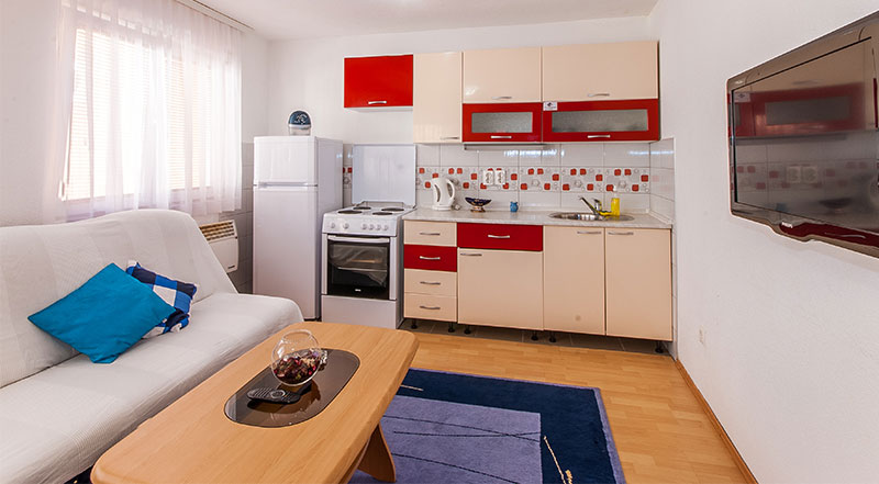 Apartman Hari, dnevni boravak sa opremljenom kuhinjom, štednjakom te frižiderom, kablovska tv, besplatan wi-fi