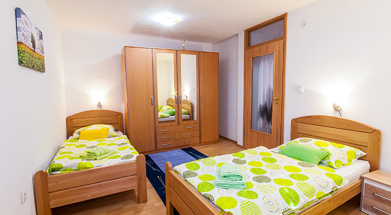 Spavaća soba sa tri odvojena kreveta