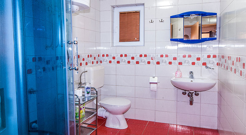 Opremljeno kupatilo sa masažnom tuš kabinom