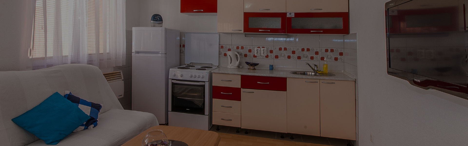 Apartman Hari, pogled na dnevni boravak sa opremljenom kuhinjom, štednjak te frižider na raspolaganju kao i kablovska tv sa besplatnim wi-fi