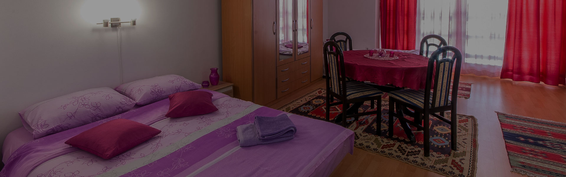 Apartman Tayra, pogled na dnevni boravak sa bračnim i jednim odvojenim krevetom