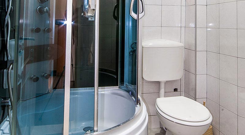 Opremljeno kupatilo sa masažnom tuš kabinom.