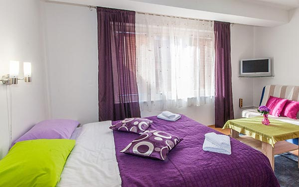 Apartman Studio 2, dnevni boravak sa bračnim krevetom, kablovska tv, besplatan wi-fi i potpuno opremljena kupaonica sa masažnom tuš kabinom.