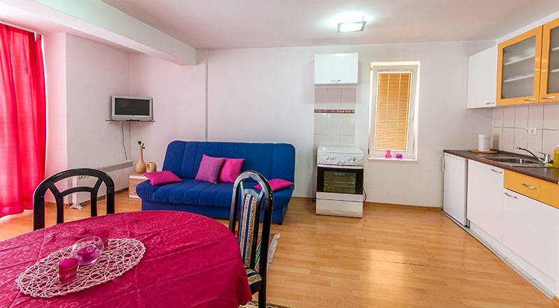 Apartman Tayra, opremljena kuhinja sa štednjakom, frižiderom i kuhalom za vodu.