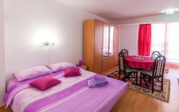 Apartman Tayra, dnevni boravak sa bračnim ležajem i jednim odvojenim krevetom, kablovska tv, besplatan wi-fi i potpuno opremljena kupaonica sa masažnom tuš kabinom.
