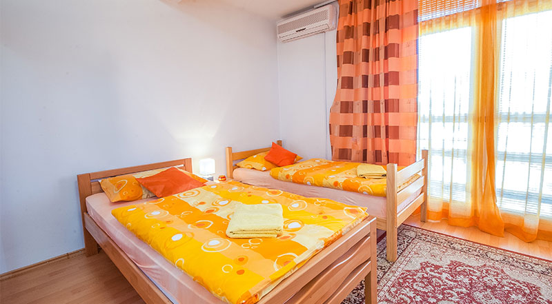 Apartman Vilma, spavaća soba, pogled na odvojene krevete. Apartman raspolaže sa klima uređajem.