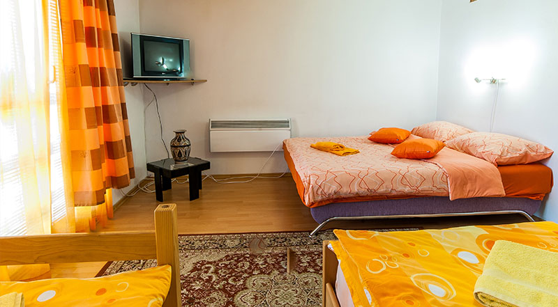 Apartman Vilma, pogled na odvojene krevete i bračni krevet, kablovska tv, besplatan wi-fi