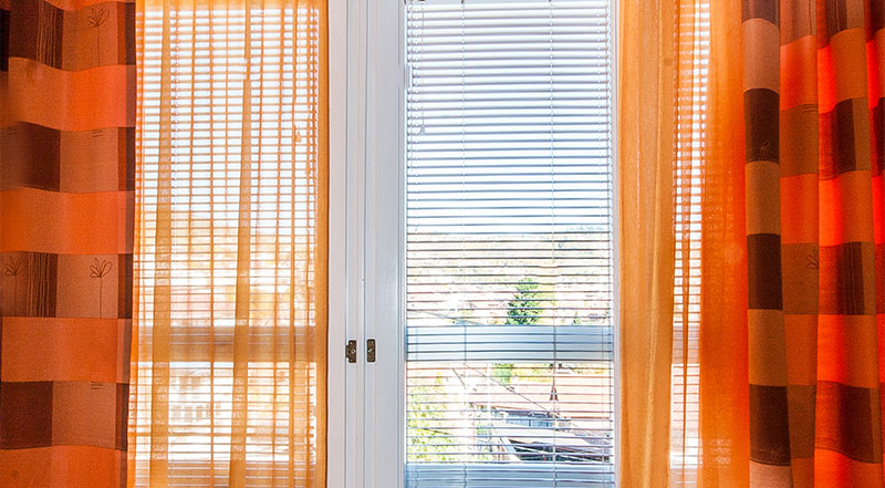 Apartman Vilma, pogled na okolne planine kroz prozor.