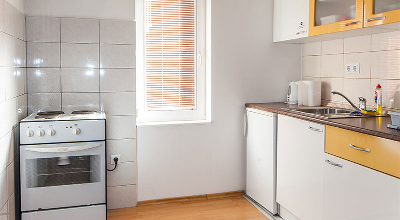 Apartman Vilma, opremljena kuhinja sa štednjakom, frižiderom te kuhalom za vodu.