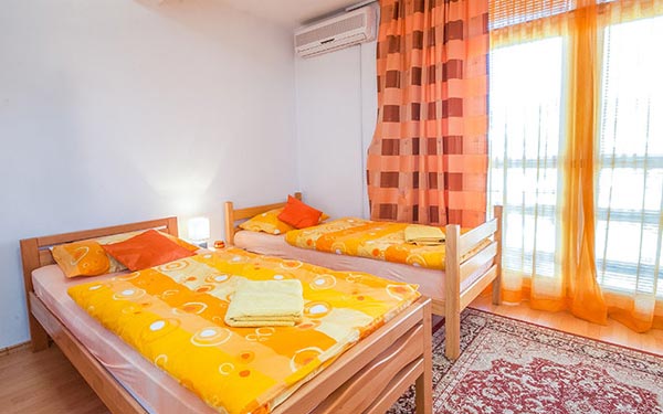 Apartman Vilma, pogled na spavaću sobu sa dva odvojena kreveta.